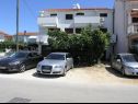 Apartamenty Ana- next to the sea A1(2+2), A2(2+3), A3(2+2), A4(2+3) Bibinje - Riwiera Zadar  - parking (dom i otoczenie)