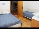 Apartamenty Mari - 100 m from beach: A1(4), A2(4) Petrcane - Riwiera Zadar  - Apartament - A1(4): sypialnia
