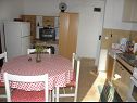Apartamenty Teo - 8m from the sea & parking: A1 žuti(4), A2 bijeli(4), A3 novi(4) Privlaka - Riwiera Zadar  - Apartament - A2 bijeli(4): kuchnia z jadalnią