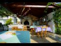 Apartamenty Secret Garden A2(2+2), A4(2+2) Razanac - Riwiera Zadar  - letnia kuchnia