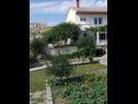 Apartamenty JoPek - sea view; SA1(2+1) Rtina - Riwiera Zadar  - ogród