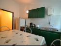 Apartamenty Velebit - 130m to the beach: A1(5+1), A2(7) Starigrad-Paklenica - Riwiera Zadar  - Apartament - A2(7): kuchnia z jadalnią