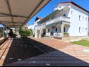 Apartamenty Ana - 120 m from the beach A1(4), A2(2+1) Sukosan - Riwiera Zadar  - parking (dom i otoczenie)