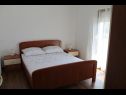 Apartamenty Snjeza - 80 m from beach: A1 Studio (4), A2 Apartman (2+2) Vir - Riwiera Zadar  - Apartament - A1 Studio (4): sypialnia