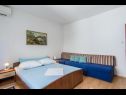 Apartamenty Marinka - with backyard; A1(4), A2(4) Zadar - Riwiera Zadar  - Apartament - A1(4): sypialnia