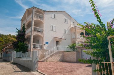 Apartamenty Boze - 100 m from sea : A1(2+2), A2(2+2), SAB1(2+1), SAB2(2+1) Mastrinka - Wyspa Ciovo 