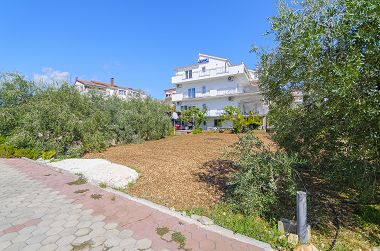 Apartamenty Ljuba - nice garden: A2(4+1) Plavi, A3(4+1) Ljubicasti, A4(8+1) Okrug Gornji - Wyspa Ciovo 