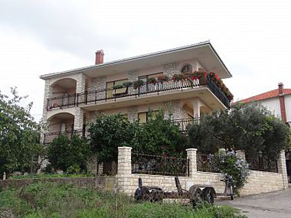 Apartamenty Ante - 50m from the sea: A1(9), A2(2+2) Okrug Gornji - Wyspa Ciovo 