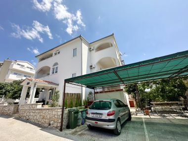 Apartamenty Mari - 150 m from sea: A1(2+1), A2(2+1), A3(2+1), A4(2+1) Okrug Gornji - Wyspa Ciovo 