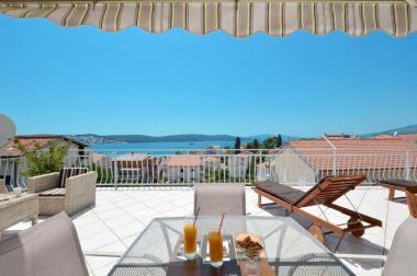 Apartamenty Bozo - amazing terrace and sea view: A1(4) Okrug Gornji - Wyspa Ciovo 