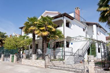 Apartamenty Neva - great location: SA1 prizemlje (2+1), SA2 Skalinada (2+1), A3 prvi kat do ulice (2+1), A4 prvi kat do vrta (4), A5(2+2) Novigrad - Istria 