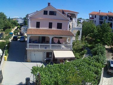 Apartamenty Sanda - 120m from the beach: A1 Rozi (2+2), A2 Zeleni (2+2), A3 Smeđi (4+1), A4 Plavi (4), SA4 (2) Malinska - Wyspa Krk 