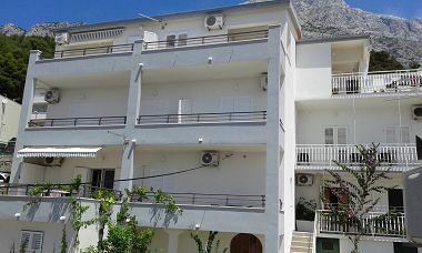 Apartamenty Josip - 150 m from beach with free parking A1(3), A2(5), A3(2+2), SA4(2+1), SA5(3), A6(4) Baska Voda - Riwiera Makarska 