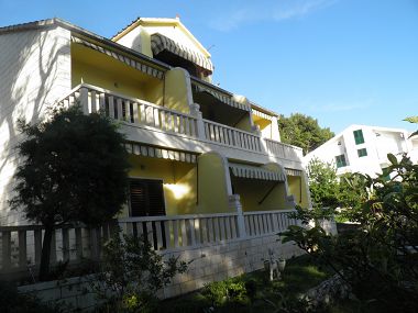 Apartamenty Vese - 200 m from beach: SA1(2+1), SA2(2+1), SA3(2+1), A4(4) Brela - Riwiera Makarska 
