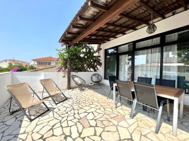 Apartamenty Denis - great location & large terrace: A1(5) Makarska - Riwiera Makarska 