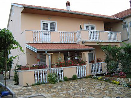 Apartamenty Bor - 20 meters from beach: SA3(2+1), A1(4+1), A2(4+1) Kraj - Wyspa Pasman 