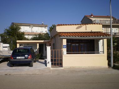 Apartamenty Vito - 10 m from sea: A1(4), A2(4) Brodarica - Riwiera Sibenik 