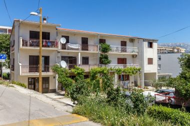 Apartamenty Jurica - 300 m from sea: A1 Lea(2+1), A2 Roko(2+1) Split - Riwiera Split 