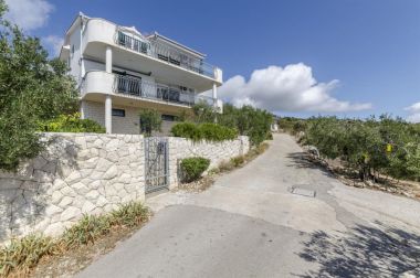 Apartamenty Mil - 80m from the sea A1(4+1), A2(2) Sevid - Riwiera Trogir 