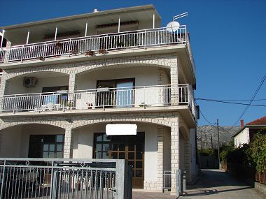 Apartamenty Tone - spacious and comfortable: A1 zuti(5+2), A2 plavi(5+2) Trogir - Riwiera Trogir 