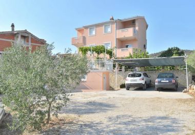 Apartamenty Josi - 150 m from sea: A1(4+1), A2(4+1), A4(4+1) Vinisce - Riwiera Trogir 