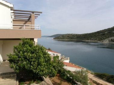 Apartamenty Ljubi - 20 m from beach: A1(4+1), A2 Crveni(2+2), A3 Zeleni(2+2) Vinisce - Riwiera Trogir 