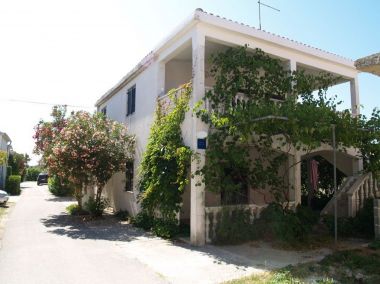 Apartamenty Vjeko - 200 m from sea: 1 - A1(2+2), 2 - B1(2+2) Nin - Riwiera Zadar 