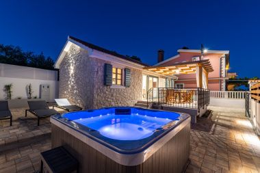Dom wakacyjny Sanya - stone house with outdoor hot tub: H(4) Sukosan - Riwiera Zadar  - Chorwacja 