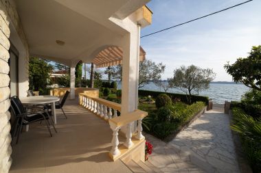 Dom wakacyjny Villa Petar 1 - 10m from sea: H(4) Zadar - Riwiera Zadar  - Chorwacja 