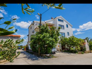Apartamenty Milica - parking and garden: A1(6), SA2 gornji(2), SA3 donji(2), A4(2+1) Kastel Luksic - Riwiera Split 