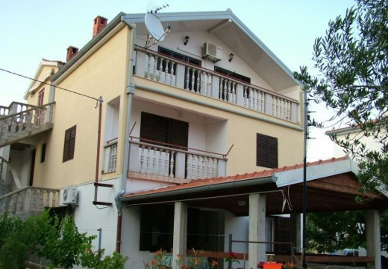 Apartamenty Darko - 100m from sea: A1-Jednosobni (3+1), A2-Dvosobni (4+1) Vir - Riwiera Zadar 