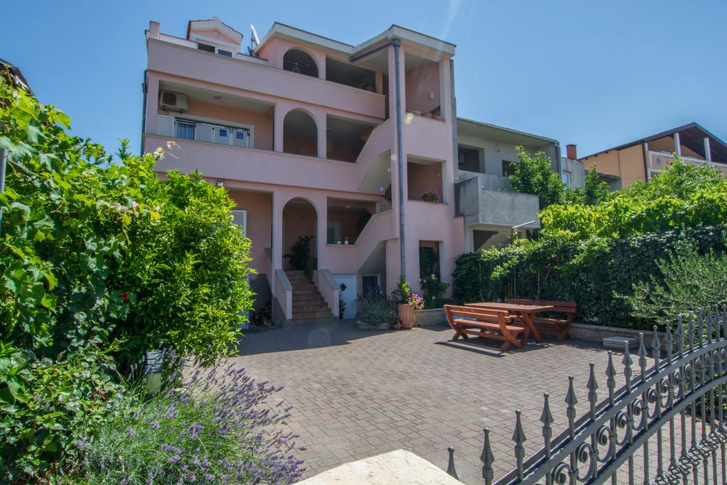 Apartamenty Marinka - with backyard; A1(4), A2(4) Zadar - Riwiera Zadar 